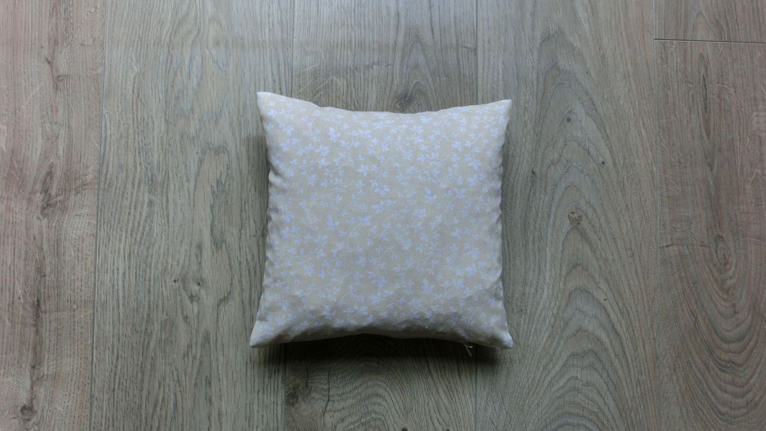 Zirbenkissen klein, vanille mit weißen Blätterranken