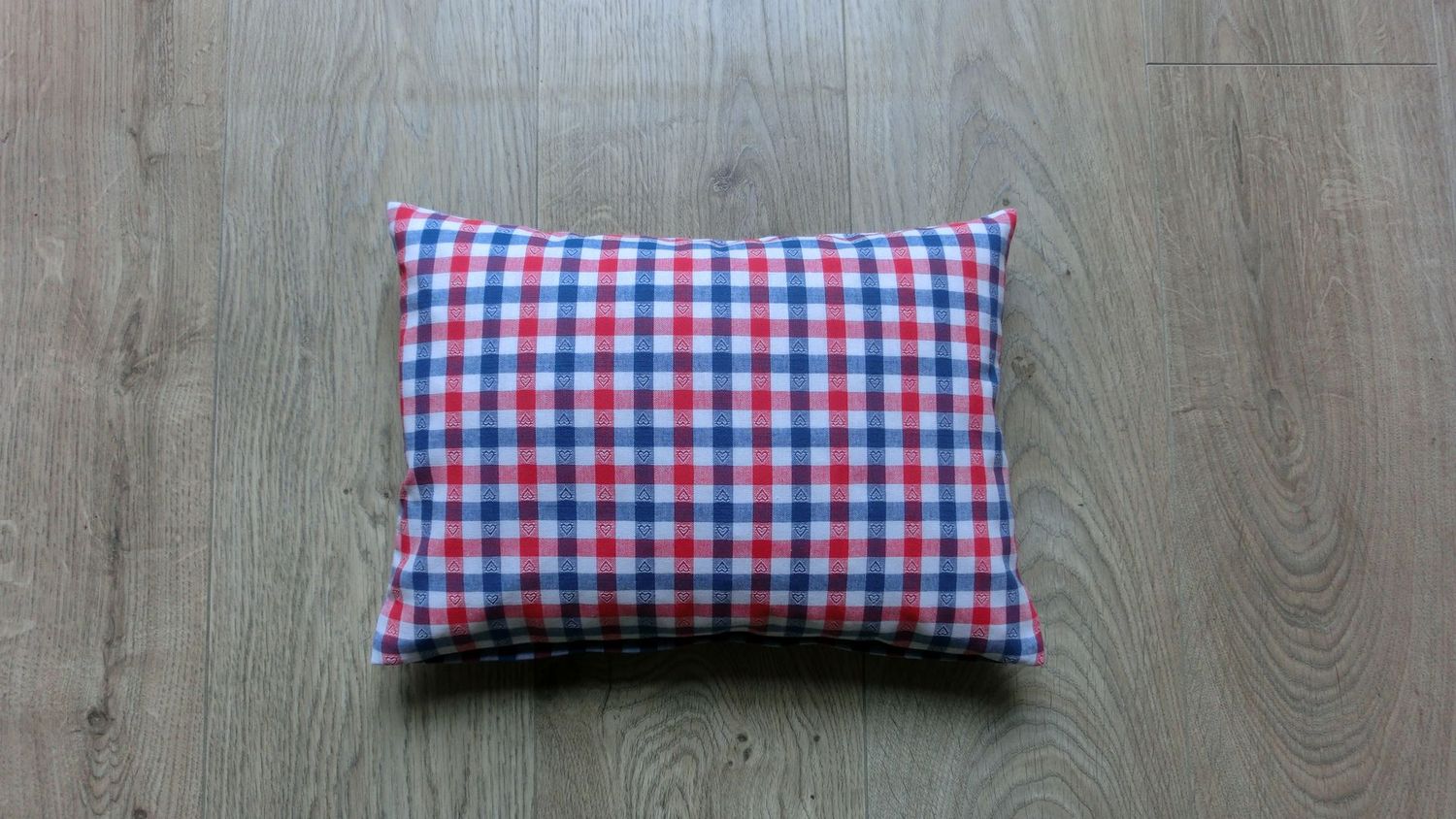 Zirbenkissen, Karo rot blau weiß, mit Herzchen
