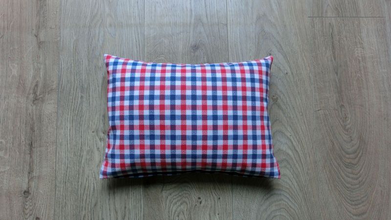 Zirbenkissen, Karo rot blau weiß, mit Herzchen
