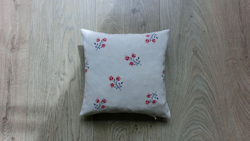 Zirbenkissen klein, beige mit Streublümchen