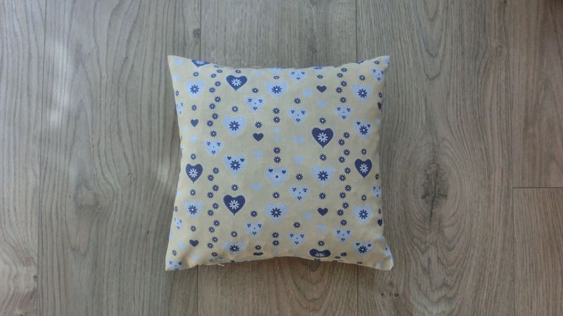 Zirbenkissen klein, Herzen, gelb / grau Zirbenkissen klein, Herzen, gelb / grau