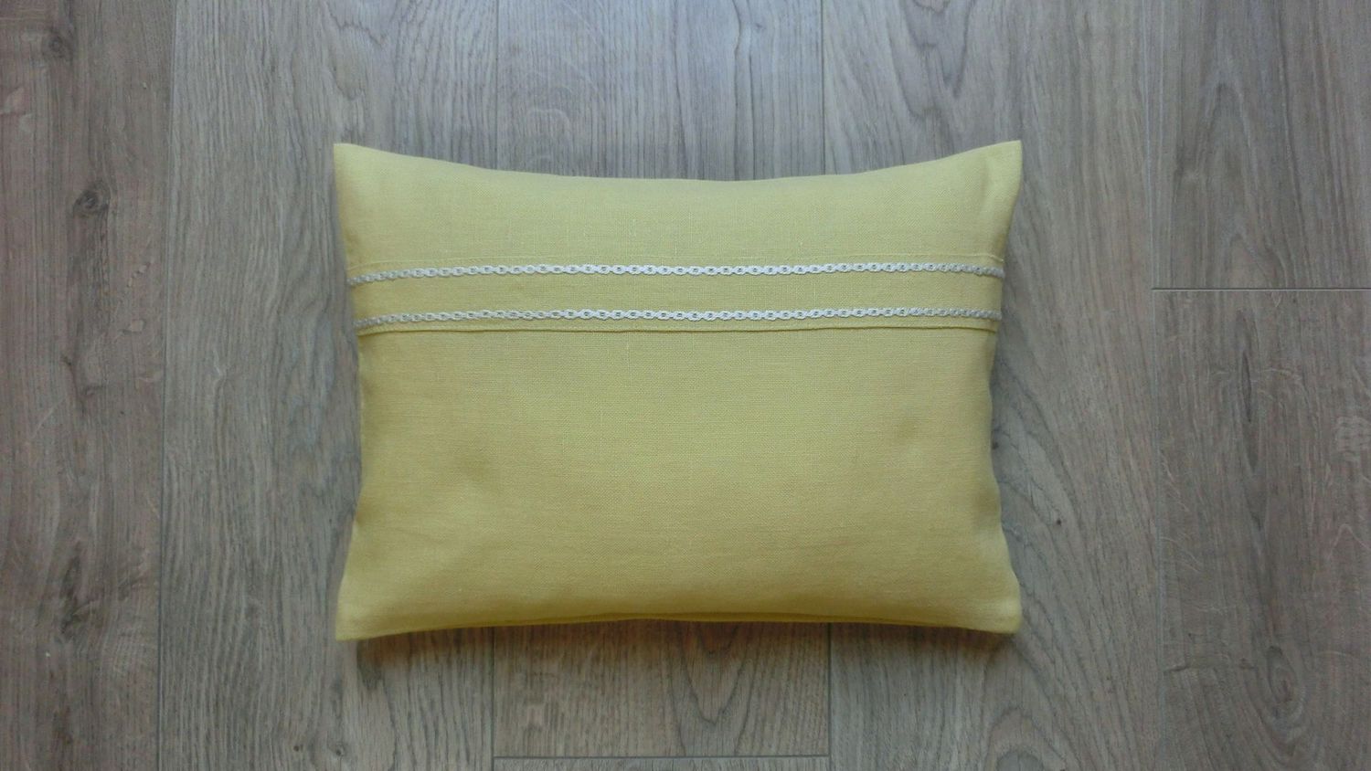 Zirbenkissen mit Bordüre, gelb