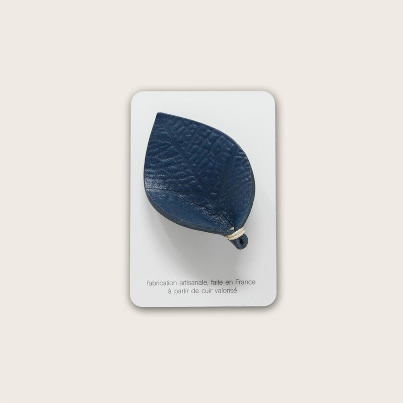 broche en cuir bleu canard, gaufrée