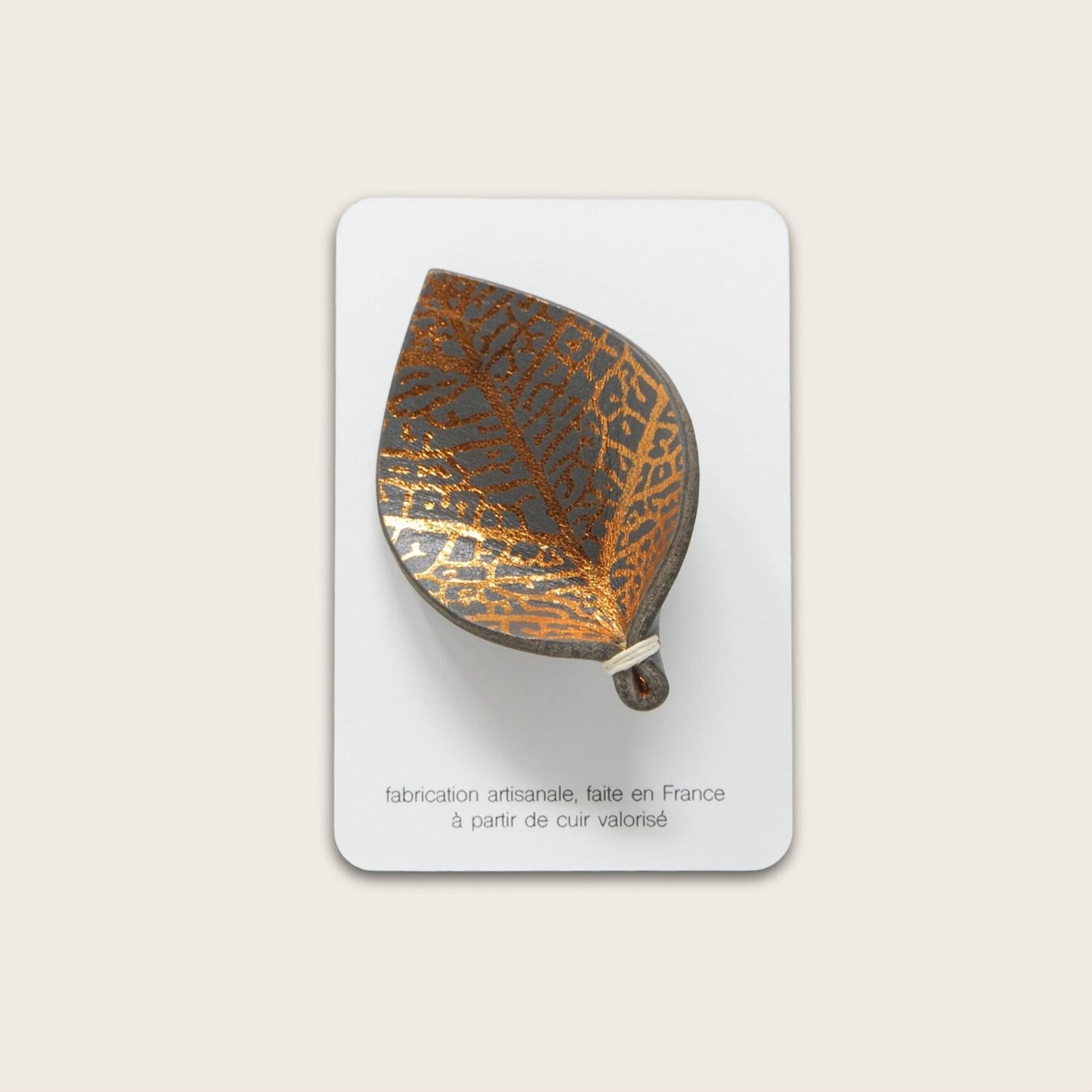broche en cuir grise, avec dorure (nervures cuivrées) à chaud