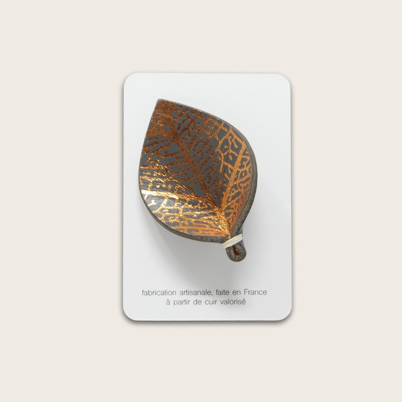 broche en cuir grise, avec dorure (nervures cuivrées) à chaud