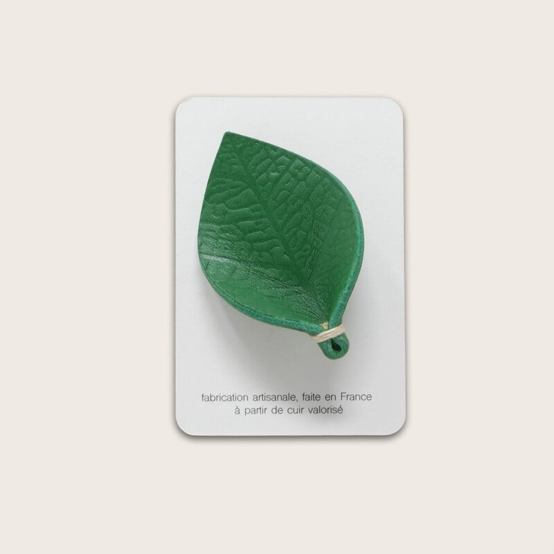 broche en cuir vert électrique, gaufrée