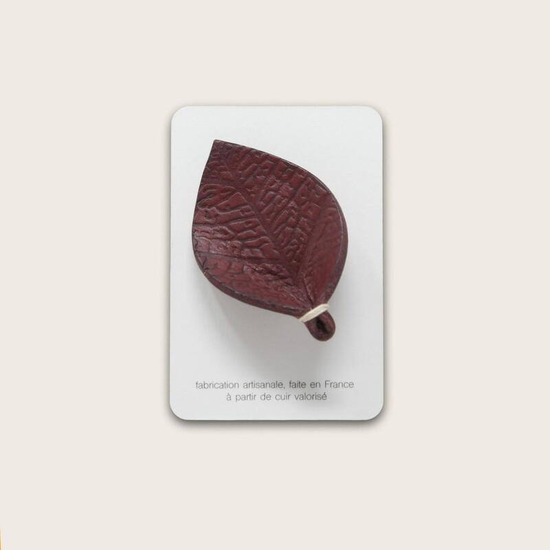 broche en cuir prune, gaufrée
