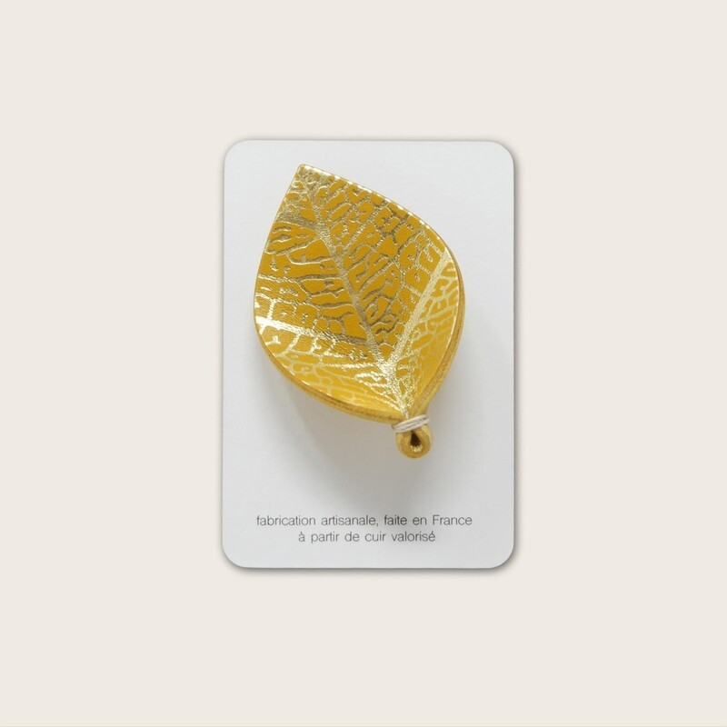 broche en cuir jaune, avec dorure à chaud