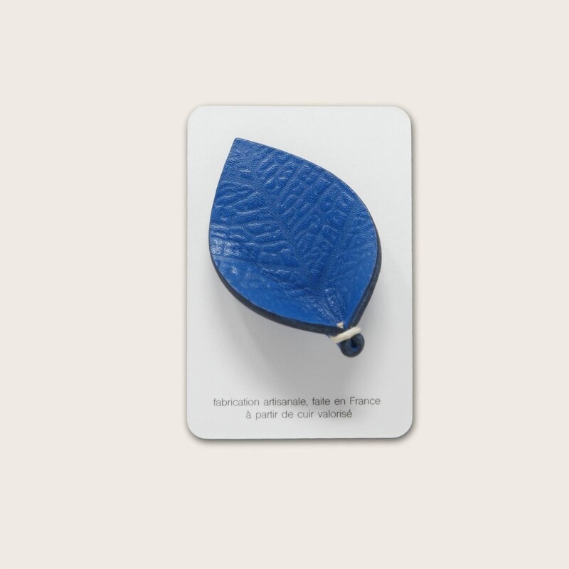 broche en cuir bleu électrique, gaufrée