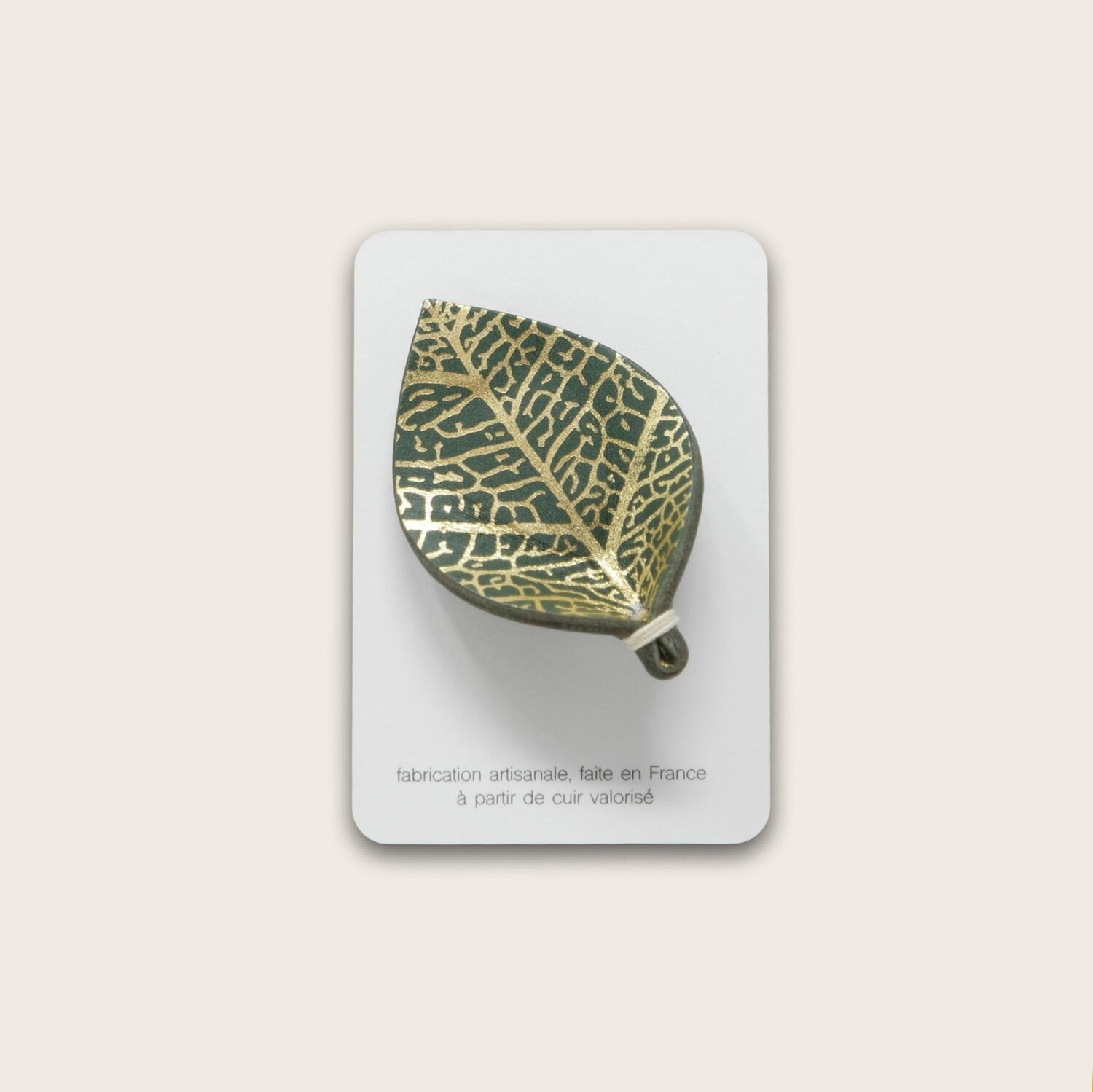 broche en cuir vert sapin, avec dorure à chaud