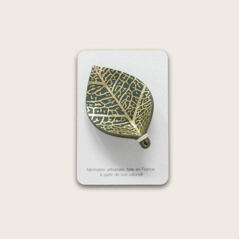 broche en cuir vert sapin, avec dorure à chaud