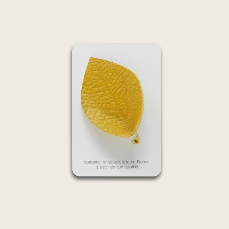 broche en cuir jaune, gaufrée
