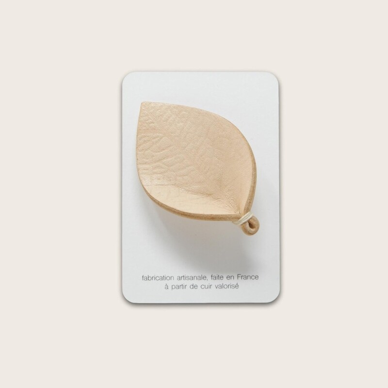 broche en cuir beige, gaufrée