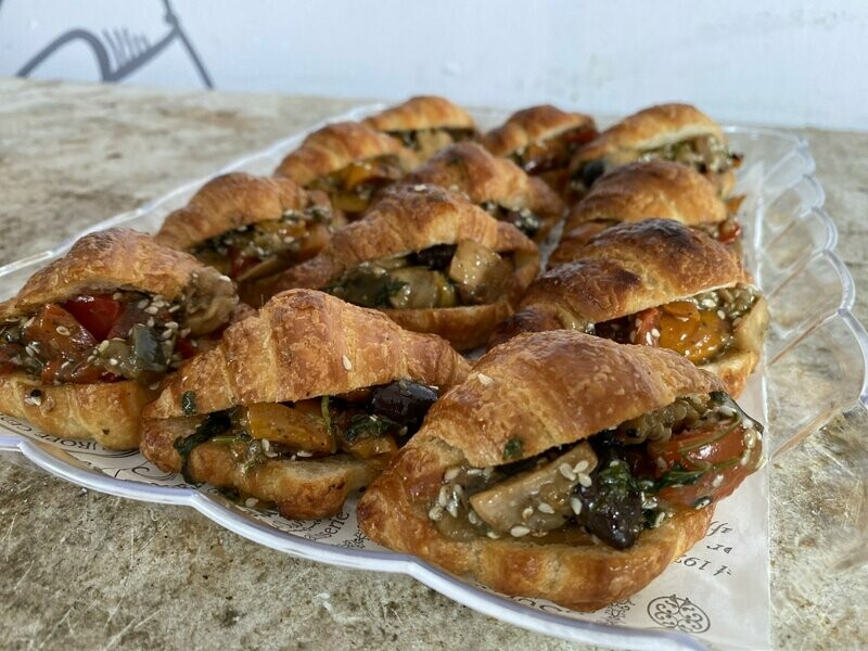 מגש קרואסון במילוי אנטיפסטי ופסטו