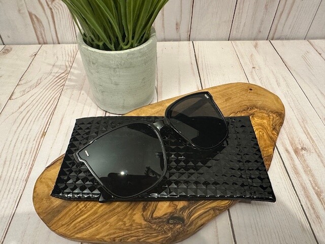 Sunglasses with Case (G) Sunglasses with Case (G)