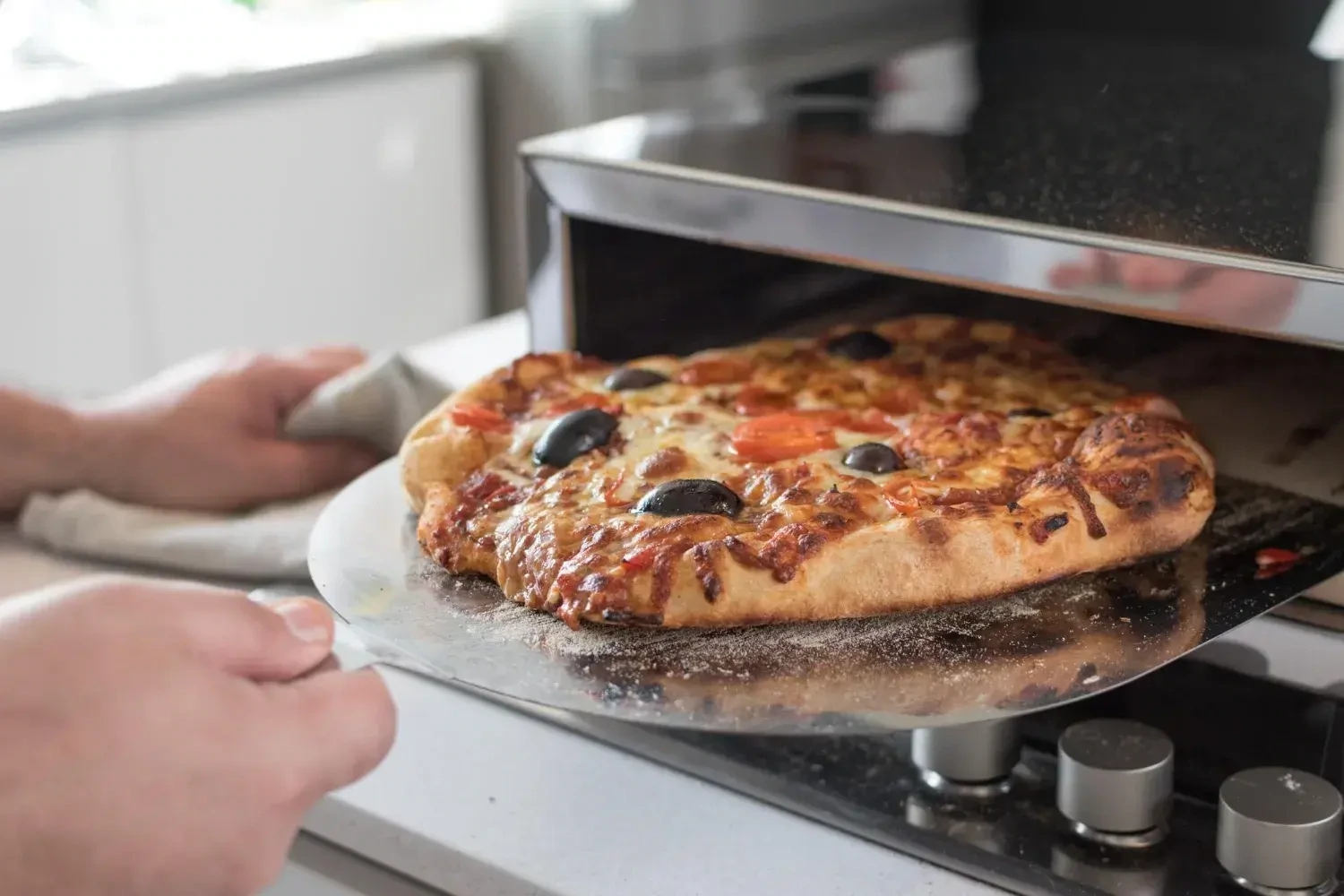 ¿A cuántos grados fahrenheit se hornea una pizza?