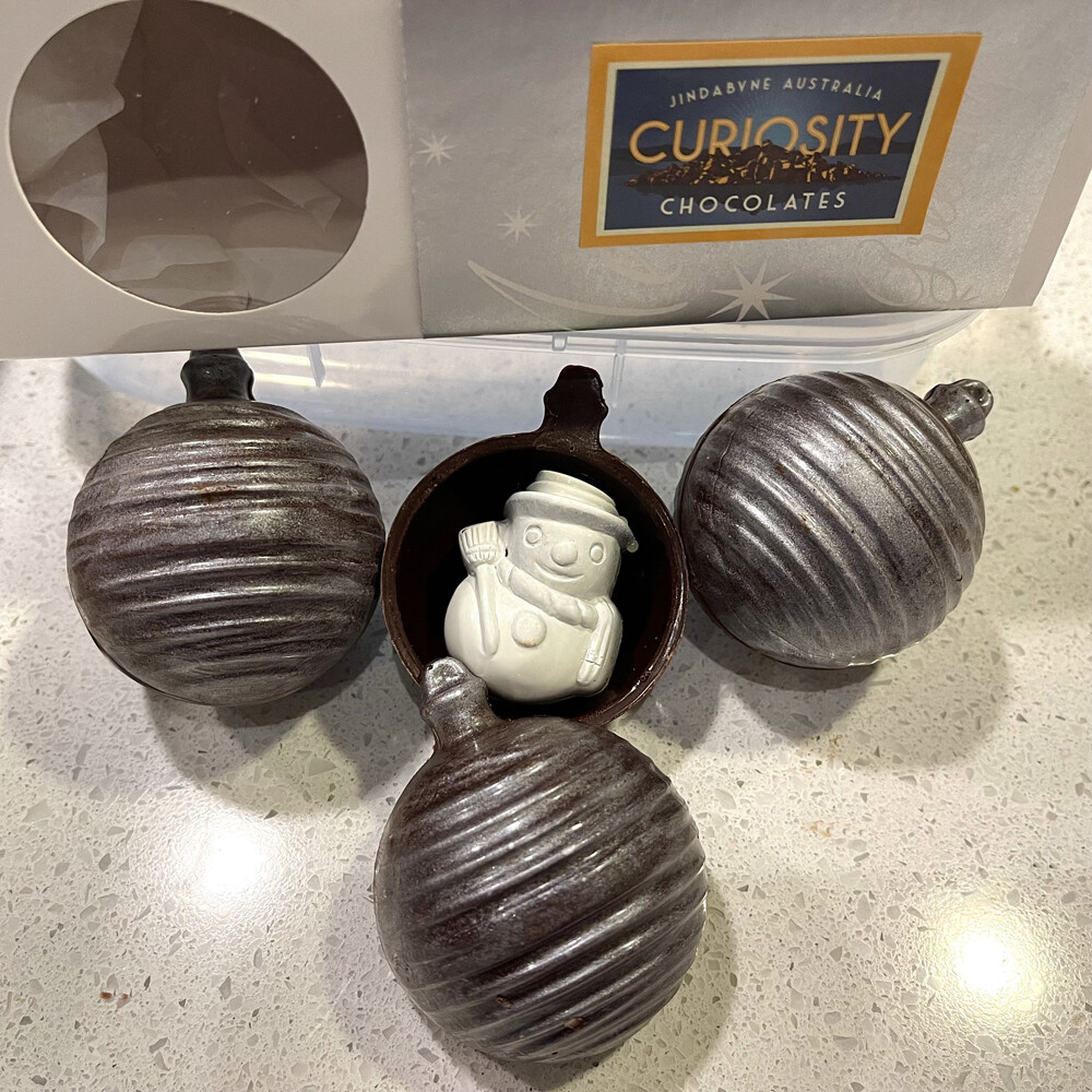CHOCOLATE BAUBLES PEPPERMINT
