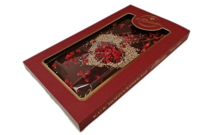 Handgeschöpfte Herz Schokolade mit Amaranth und Erdbeeren Handgeschöpfte Herz Schokolade mit Amaranth und Erdbeeren