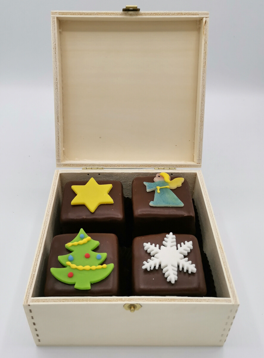 4 weihnachtliche Sacher-Würfel im Holzkisterl