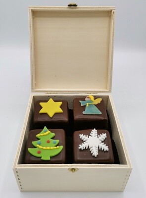 4 weihnachtliche Sacher-Würfel im Holzkisterl