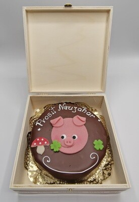 Wiener Sachertorte (500g) „Prosit Neujahr“ – Silvester-Genuss im Holzkisterl