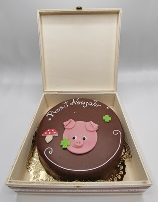 Wiener Sachertorte (900g) „Prosit Neujahr“ – Großer Silvester-Genuss im Holzkisterl