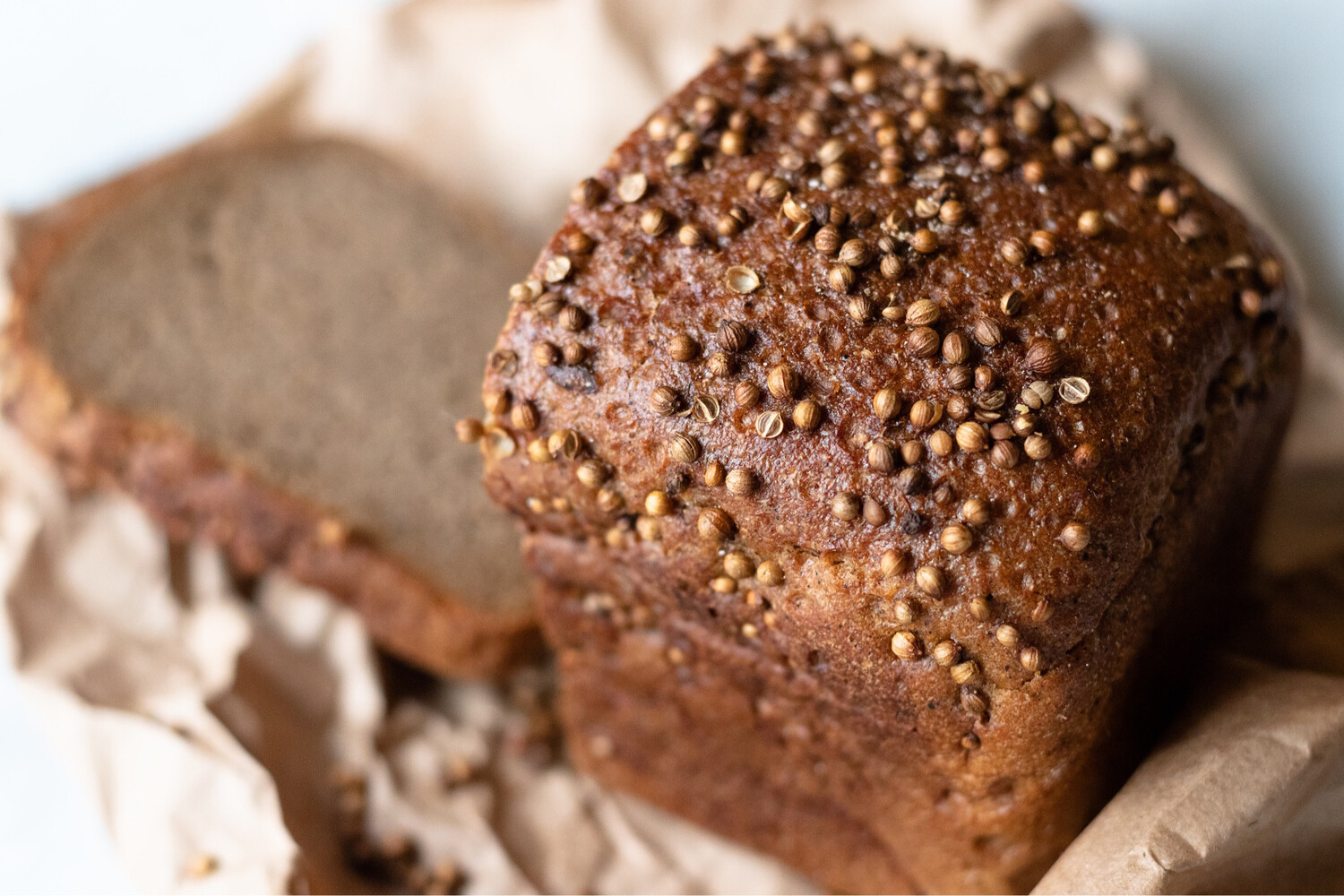 Бородинский хлеб купить. Бородинский хлеб 400 гр. Бородинский хлеб домашний. Хлеб с семенами. Бородинский хлеб с кориандром.