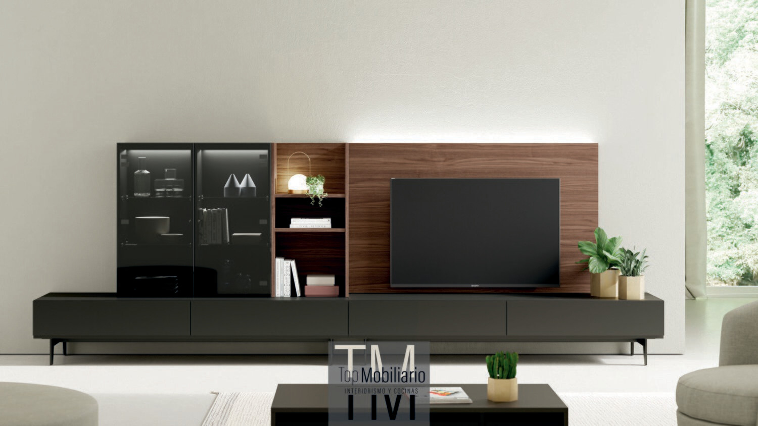 Composición con mueble de TV con pata metálica y trasera