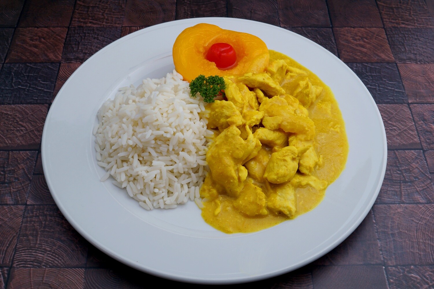 Poulet-Geschnetzeltes an Currysauce mit Reis und Früchten