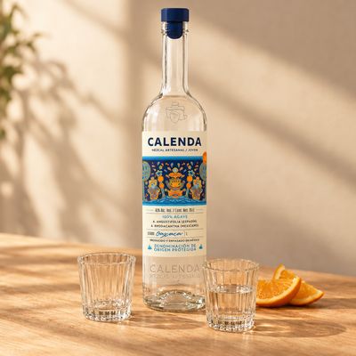 Pack Mezcalero: Mezcal Calenda 0,7 L + 2 vasitos veladora con cruz Pack Mezcalero: Mezcal Calenda 0,7 L + 2 vasitos veladora con cruz