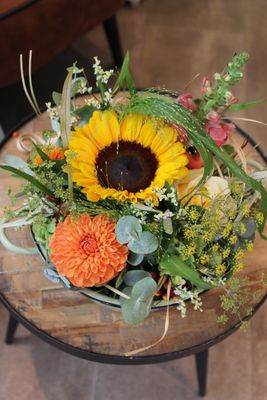 Arrangement mit Sonnenblumen in gelb, orange