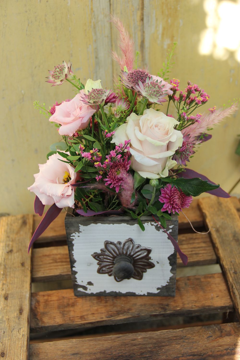 Arrangement in rosa, pink (Gefäss kann varrieren)