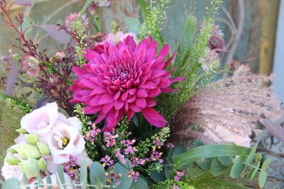 Wiesenstrauss in rosa, bordeaux