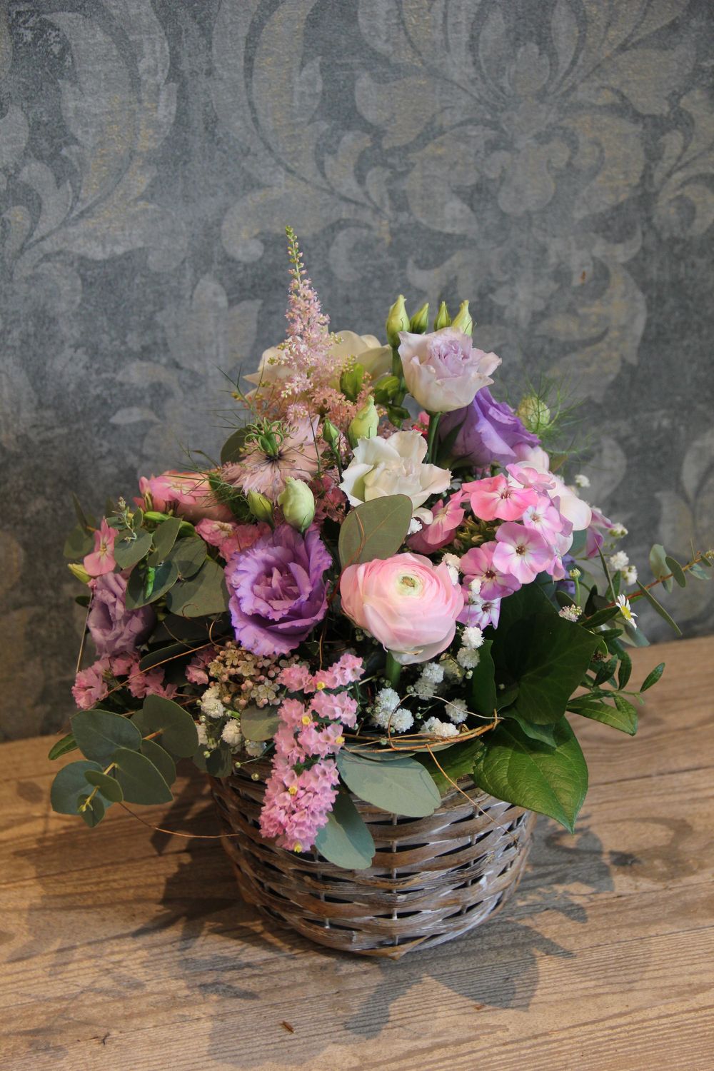 Arrangement Gesteckt in Korb