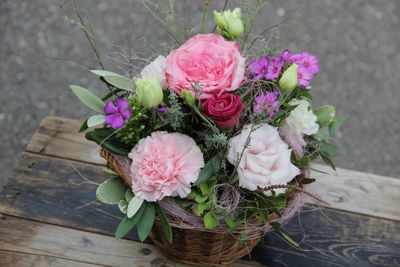 Arrangement Gesteckt in Korb