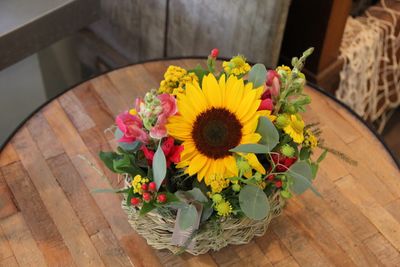 Gesteckter Korb mit Sonnenblume