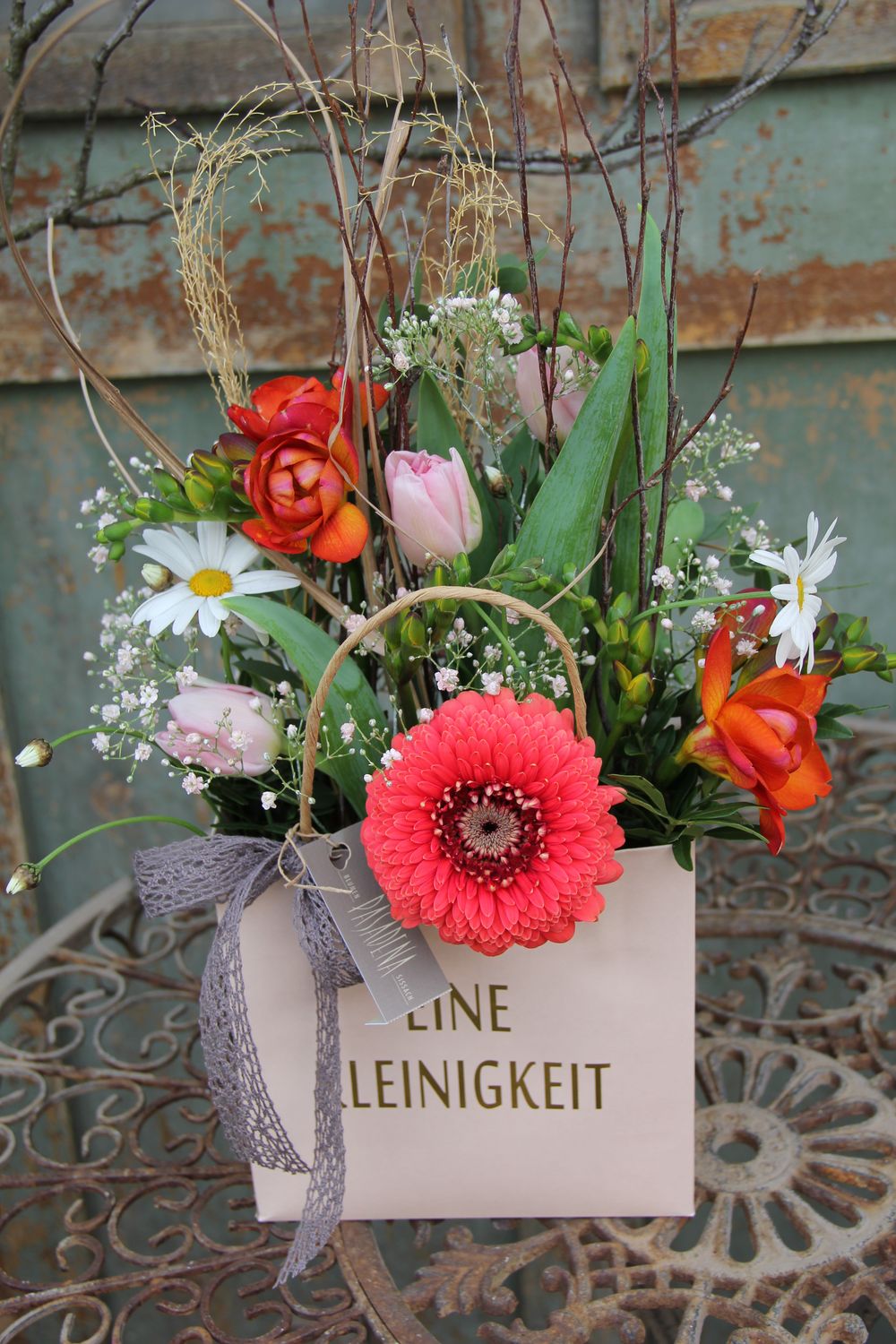 Eine blumige Kleinigkeit (Farbe, Komposition variiert)