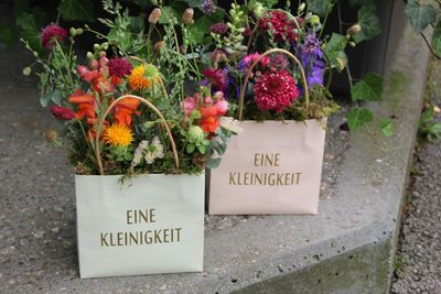 Eine blumige Kleinigkeit (Farbe, Komposition variiert)