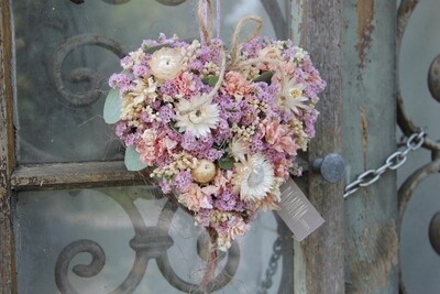 Herz mit Trockenblumen