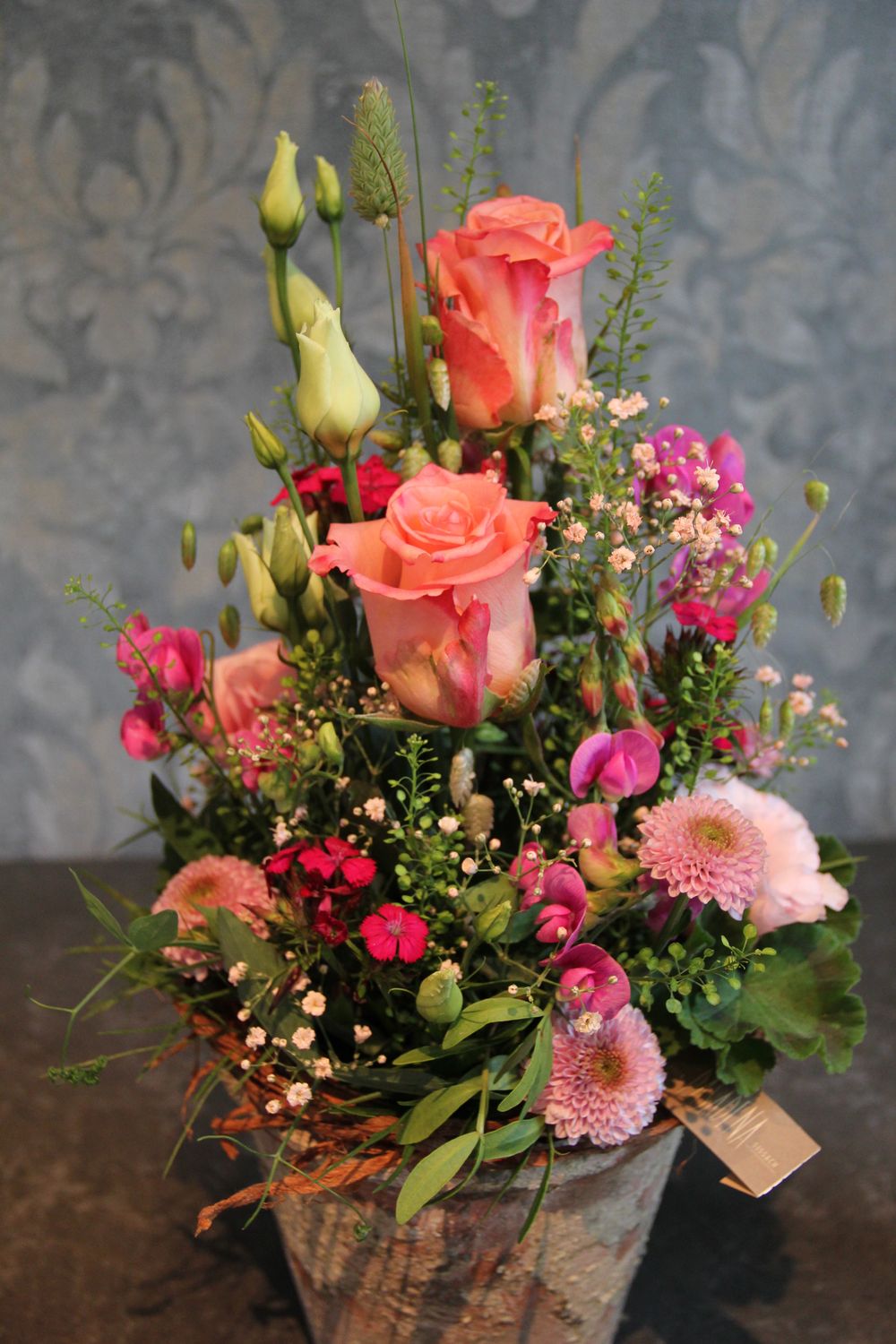 Arrangement in rosa, pink (Gefäss kann varrieren)