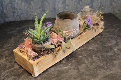 Sommerliche Tischdeko (Gefässe und Pflanzen können variieren)