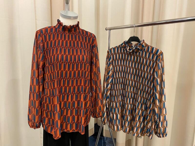 Golden Horse Bluse plissiert mit Rüschenkragen Golden Horse Bluse plissiert mit Rüschenkragen