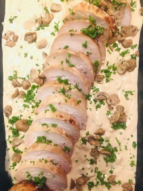 Kalkoenroulade met champignonsaus       (2 sneetjes)
