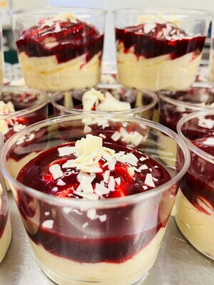 Witte chocolademousse met coulis