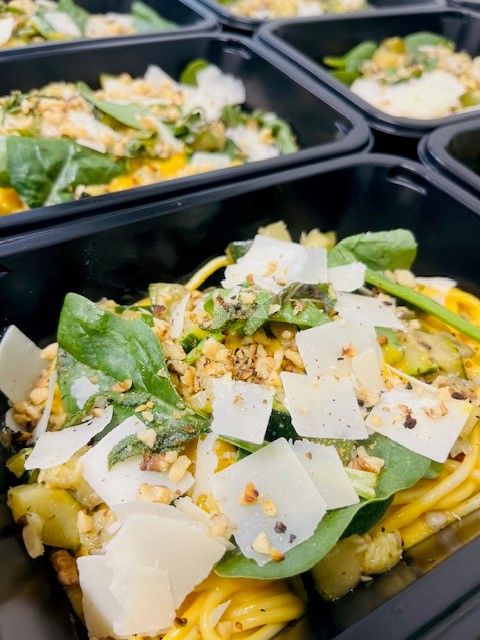 Pasta met pompensaus en noten en salie
