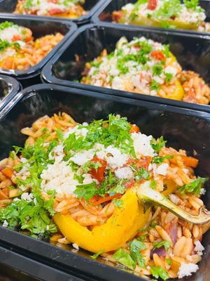 Gevulde paprika met Griekse orzo & feta (veggie)