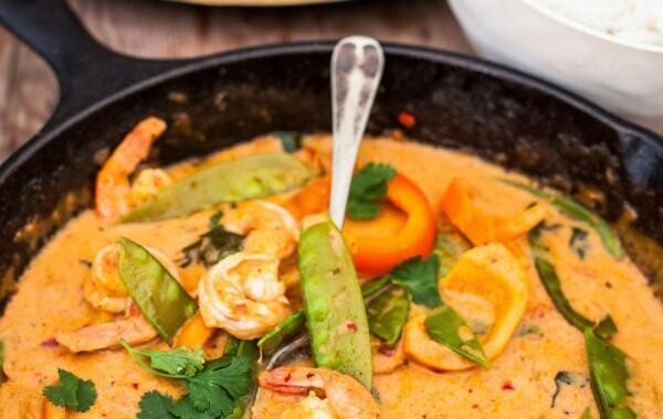 Scampi in gele curry met groentjes & rijst