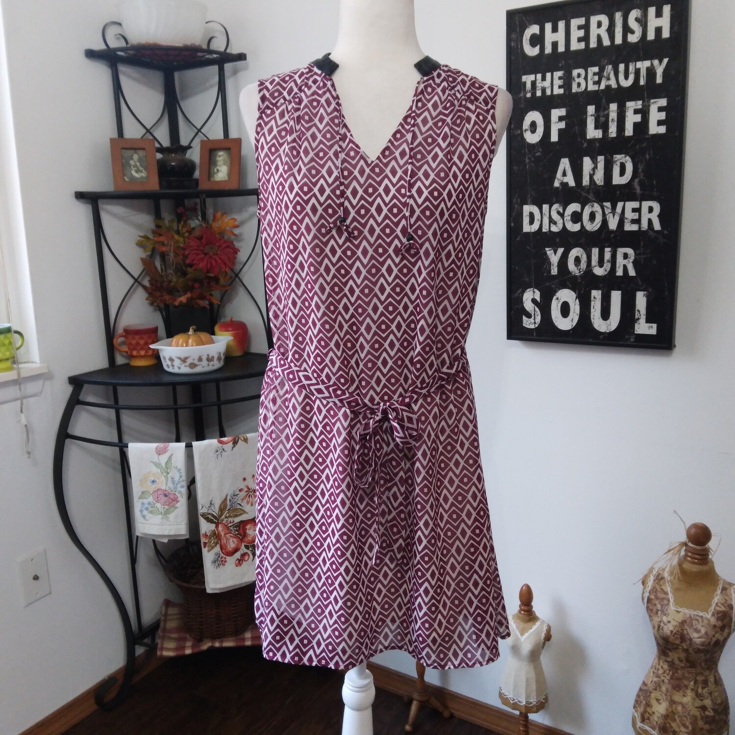 Charming Charlie Medium Women&#39;s Burgundy &amp; White Sheer Lined Sleeveless Dress