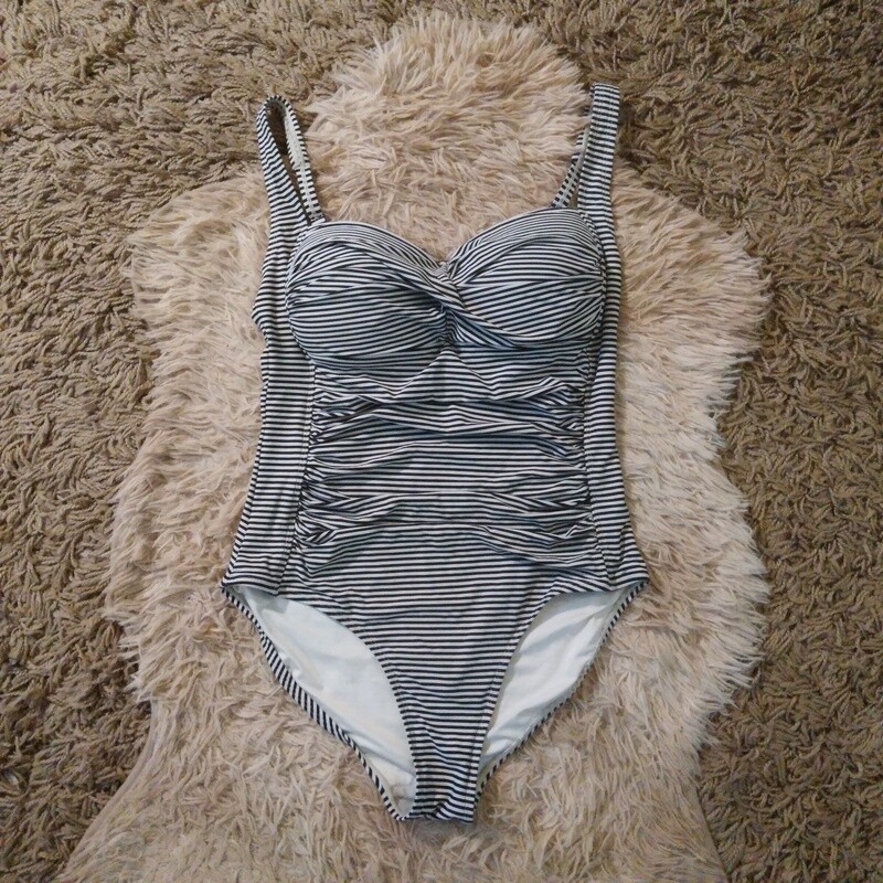 Nip Tuck Sz 8 Women&#39;s One-Piece Swimsuit Bathing Suit