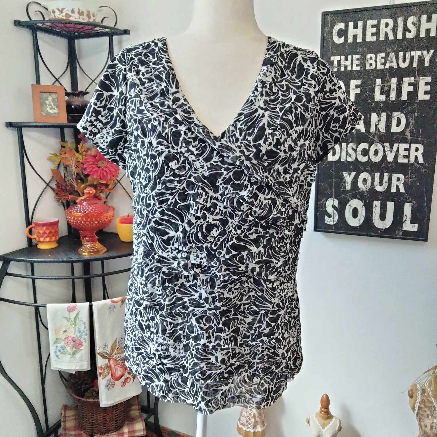 Valerie Stevens XL Women&#39;s Black &amp; White Short Sleeve V-Neck Stretchy Blouse